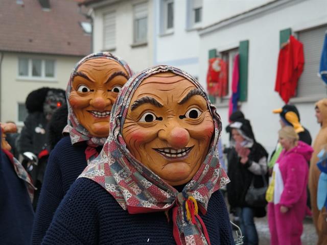 Gente mascherata al corteo di carnevale
